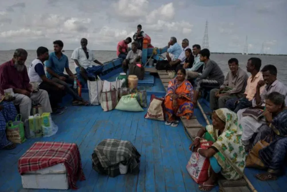 Orang ramai mengembara dengan feri di perairan sungai Hooghly dari tanah besar ke pulau Ghoramara di Sundarbans, di Bengal Barat.- FOTO: Agensi