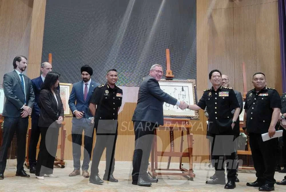 Azam (dua dari kanan) bersalaman dengan wakil diplomat Amerika Syarikat semasa sidang media di Ibu Pejabat SPRM Putrajaya pada Rabu.