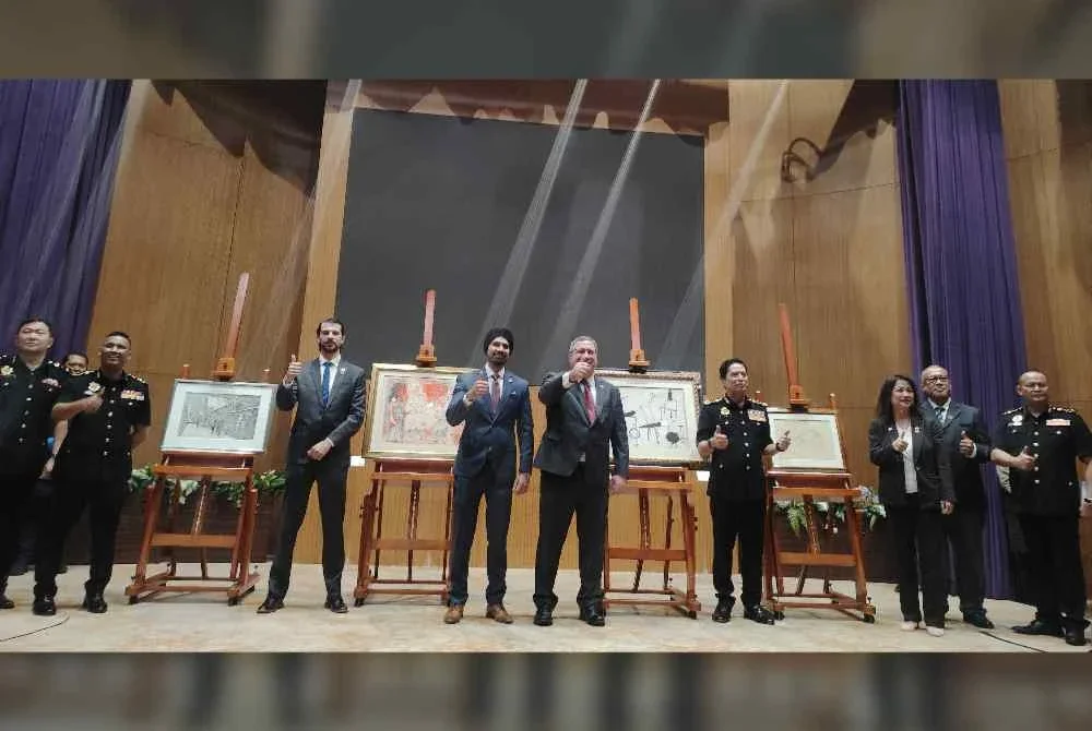 Azam (empat dari kanan) dalam sidang akhbar perkembangan kes 1MDB di Ibu Pejabat SPRM Putrajaya pada Rabu.