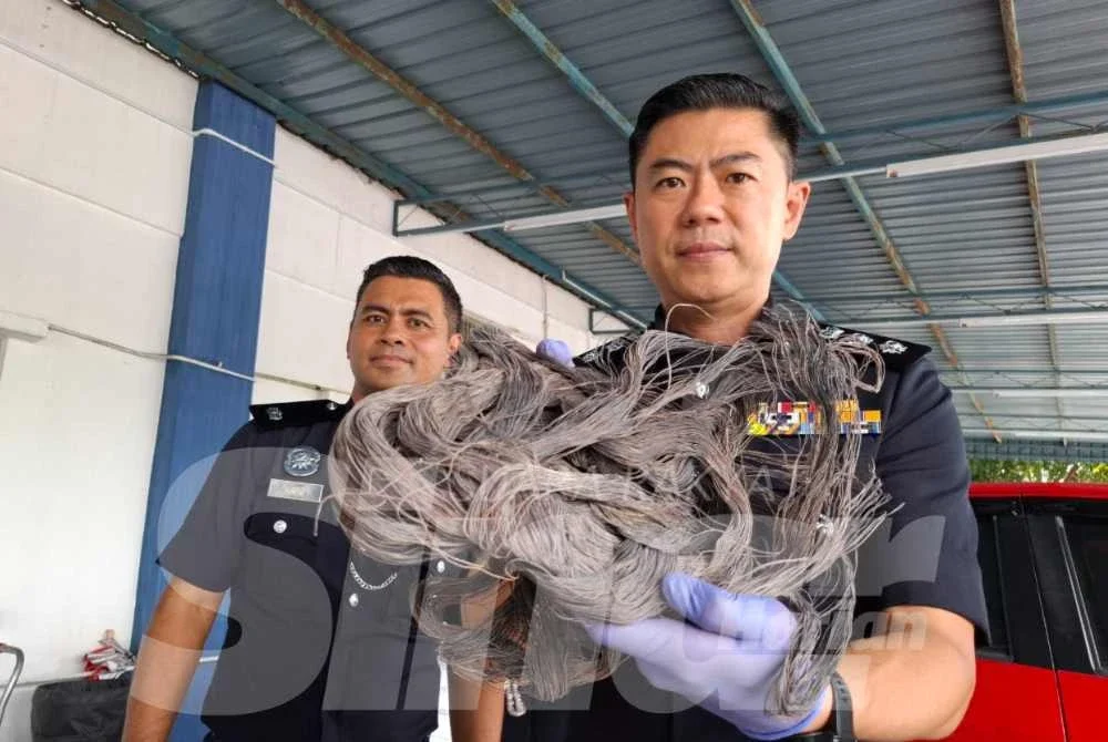 Kok Lian menunjukkan kabel yang telah dibakar hasil rampasan susulan tertangkapnya tiga suspek kes pecah rumah dan enam kes kecurian kabel sekitar Teluk Intan pada Februari dan Mac lalu.