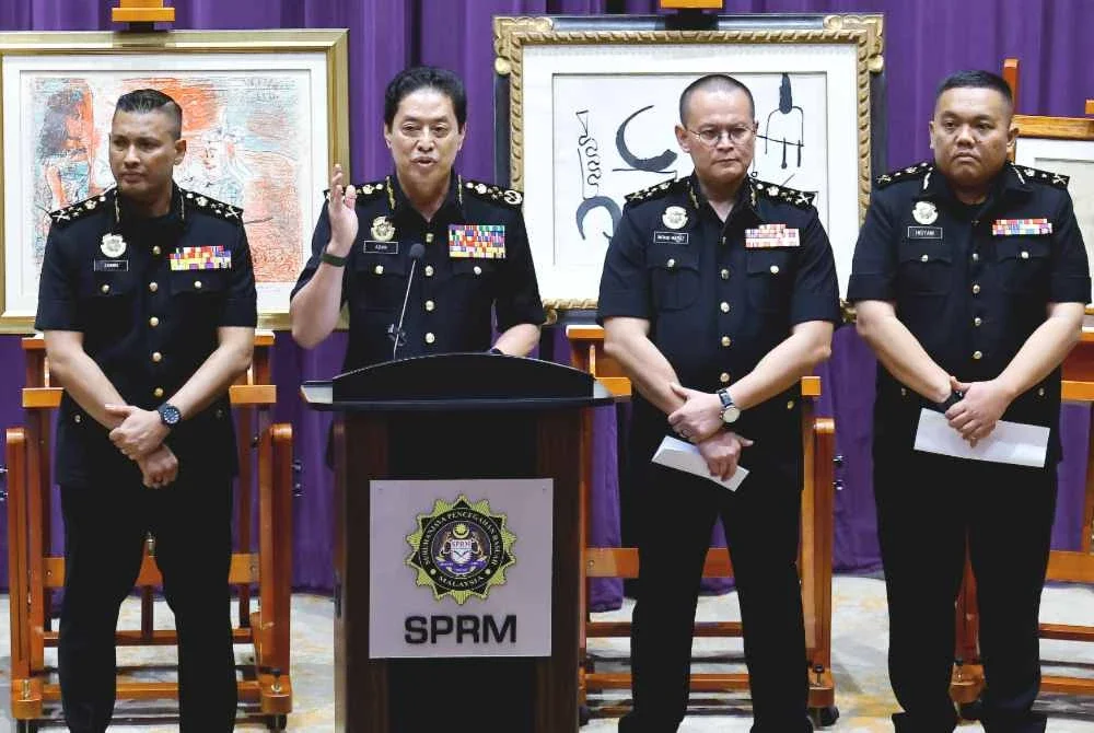 Azam (dua dari kiri) bercakap dalam sidang media di Ibu Pejabat SPRM pada Rabu. Foto Bernama