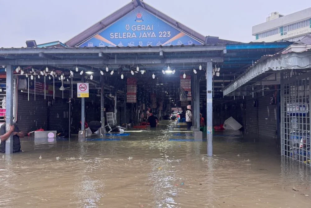 Keadaan banjir di sebuah medan selera di sini pada Rabu.