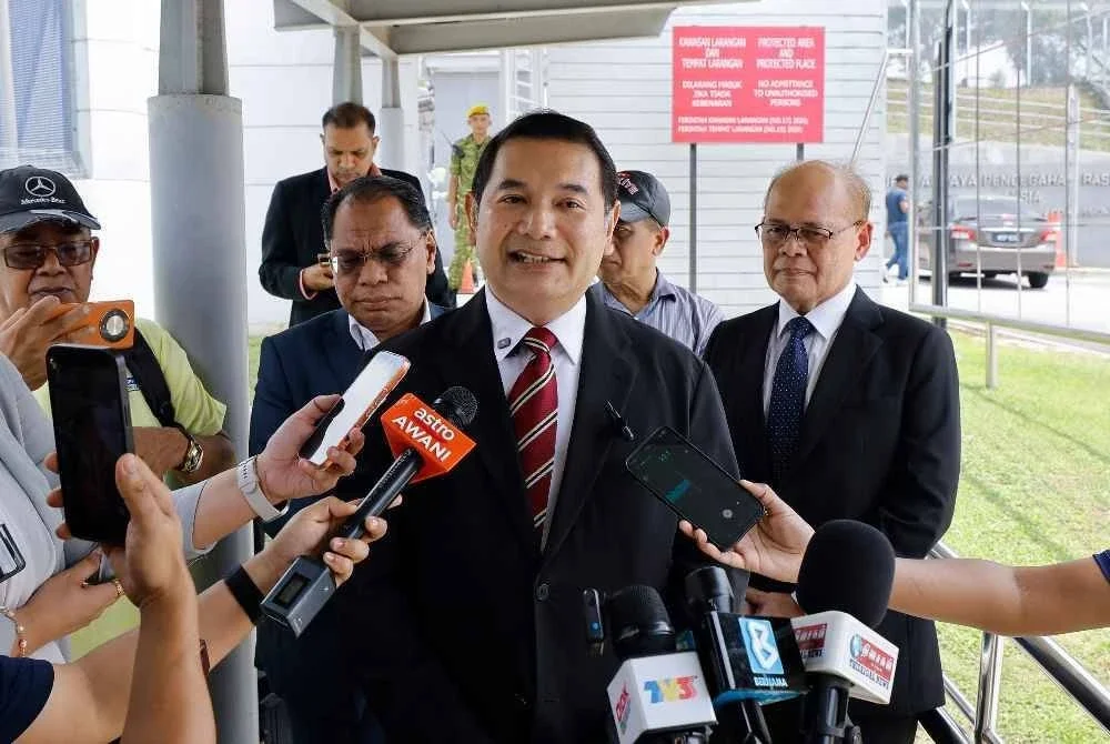 Rafizi bercakap kepada pemberita sebaik tiba di Ibu Pejabat SPRM, Putrajaya pada Rabu. - FOTO: Bernama