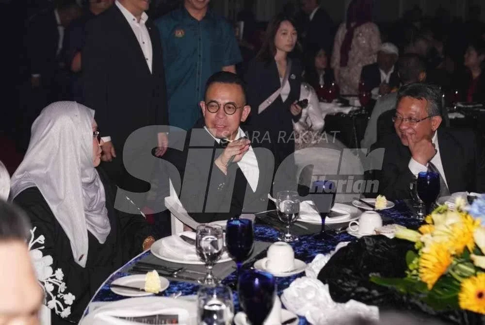 Steven (tengah) bersama Pengerusi Karangkraf, Firdaus Hussamuddin (kiri) dan Pengarah Eksekutif (Korporat, Kewangan & Pengurusan Risiko) Karangkraf, Akmal Eirfan Mohamed Fauzi. - FOTO: FRosli Talib / Asril Aswandi Shukor