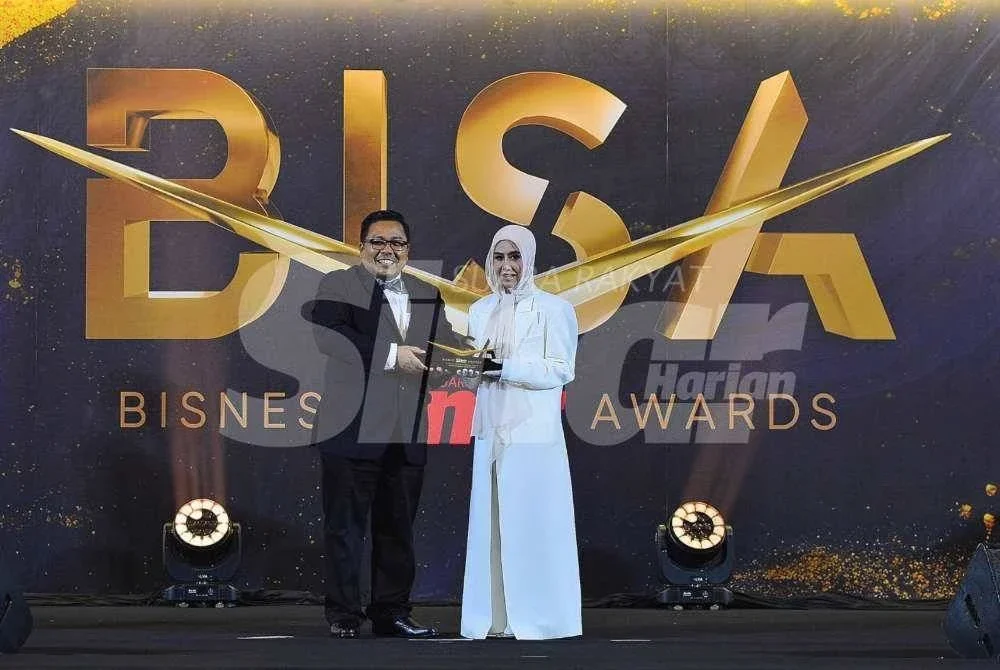 Zamri menyampaikan Anugerah Inspirasi Usahawan Selebriti kepada Ella dalam BISA 2026 di Hotel Royale Chulan Damansara, Petaling Jaya pada Rabu. - FOTO: Rosli Talib / Asril Aswandi Shukor 