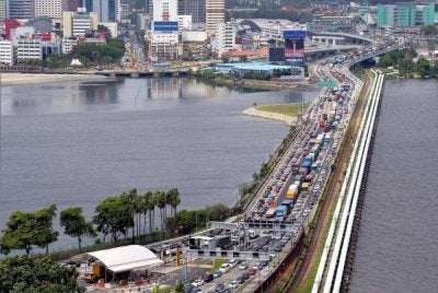 Kira-kira 480,000 rakyat Malaysia berulang-alik merentas Tambak Johor ke Singapura pada setiap hari. 