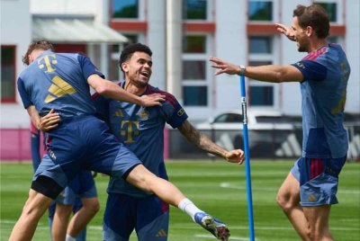 Pemain Bayern menjalani latihan menjelang aksi separuh akhir kedua UCL menentang PSG di laman sendiri. FOTO: Agensi