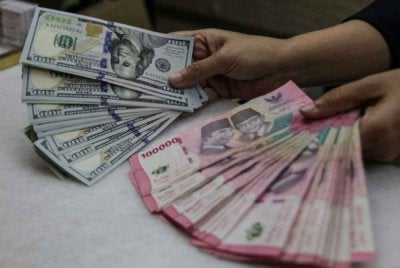 Nilai rupiah terus merosot berbanding dolar AS. Foto Agensi