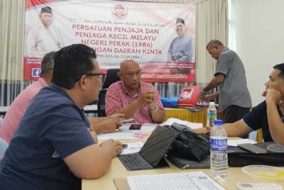 Asmadi (tengah) ketika mempengerusikan Mesyuarat Jawatankuasa Persatuan Penjaja dan Peniaga Kecil Melayu Perak pada Selasa.