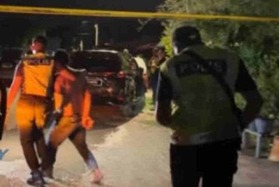 Suspek kes bunuh wanita warga emas ditemukan dengan beberapa kesan tetakan di sebuah rumah di Persiaran Pegoh Aman 2, Taman Desa Aman, Ipoh, semalam, dipercayai berada di bawah pengaruh alkohol ketika kejadian.