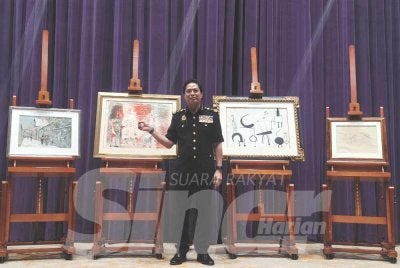 Azam menunjukkan empat lukisan bernilai tinggi yang berjaya dibawa pulang SPRM.