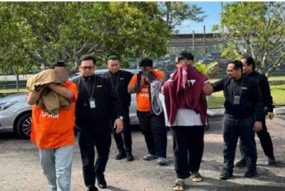 Tiga individu termasuk seorang penolong jurutera kanan di Majlis Agama Islam Wilayah Persekutuan (MAIWP) Labuan direman bagi membantu siasatan berhubung dakwaan penyalahgunaan kuasa melibatkan kontrak pengurusan dan penyelenggaraan kemudahan bernilai RM2.6 juta.