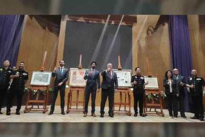 Azam (empat dari kanan) dalam sidang akhbar perkembangan kes 1MDB di Ibu Pejabat SPRM Putrajaya pada Rabu.