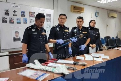 Kok Lian menunjukkan antara peralatan yang berjaya dirampas dengan tertangkapnya tujuh lelaki yang aktif dalam kegiatan samun.
