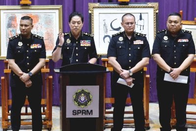 Azam (dua dari kiri) bercakap dalam sidang media di Ibu Pejabat SPRM pada Rabu. Foto Bernama