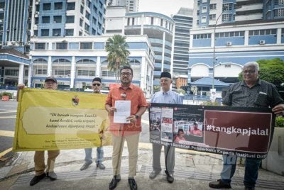 Megat D Shahriman (tengah) pada sidang media selepas membuat laporan polis di IPD Dang Wangi.