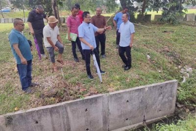 Harrison (depan tengah) dan penduduk meninjau keadaan longkang di Lorong Cakera Purnama 12/27, susulan kejadian kanak-kanak maut terjatuh pada 28 April lalu.