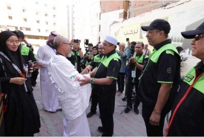 Ketibaan rombongan itu disambut Ketua Rombongan Haji Malaysia, Mohd Hisham Harun bersama barisan petugas TH