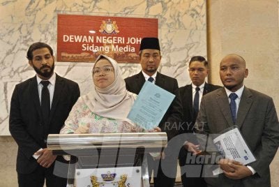 Amira Aisyah (depan) pada sidang media ketika DUN Johor di Bangunan Sultan Ismail, Kota Iskandar.