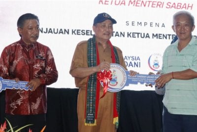 Hajiji menyerahkan replika kunci rumah SMJ kepada penerima yang layak pada Program Jelajah SMJ sempena Tinjauan Keselamatan Ketua Menteri Ke Ess Zon di Dewan Perdana Lahad Datu.