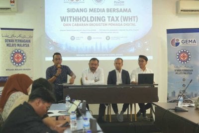 Norsyahrin (dua dari kiri) bersama Syed Gaddafi (kiri), Siraj (dua dari kanan) dan Timbalan Presiden MCCA, Azrul Zafri Azmi ketika sidang media pada Rabu.
