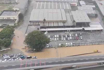 Gambar tular kejadian banjir di Jalan Kuchai Lama pada Rabu.