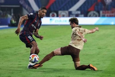 Jairo Da Silva (kiri) diasak pemain Buriram United FC, Theerathon Bunmathan pada aksi separuh akhir pertama ACC Piala Shopee di Stadium Sultan Ibrahim pada Rabu. - FOTO: Bernama
Keputusan JDT 1-3 Buriram United FC.
--fotoBERNAMA (2026) HAK CIPTA TERPELIHARA