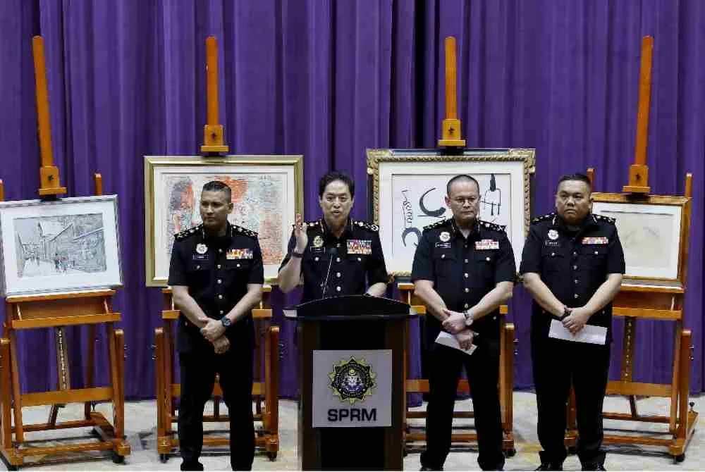 Azam (dua dari kiri) ketika sidang media di Ibu Pejabat SPRM pada Rabu.