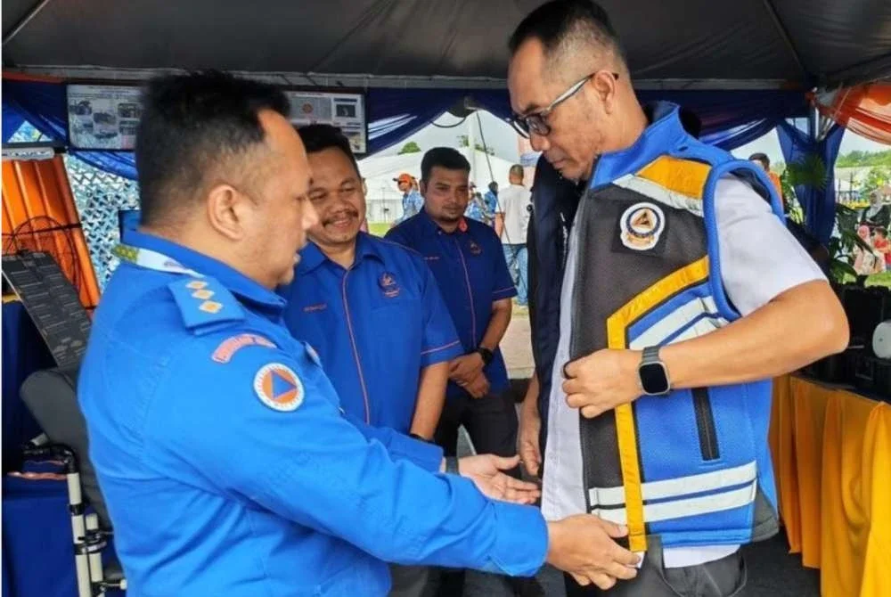 Ketua Pengarah APM Mohammad Abiddin Rahman mencuba memakai jaket AiSU.