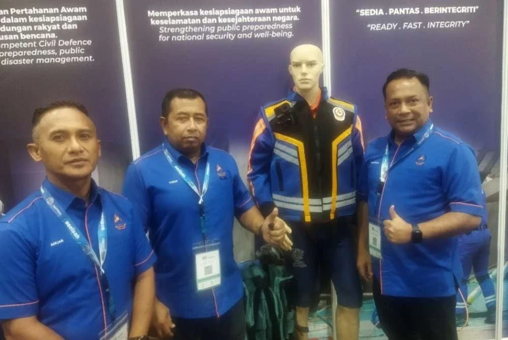 Shahrizal (kanan) bersama rakan sepasukan yang mencipta Jaket AiSU.