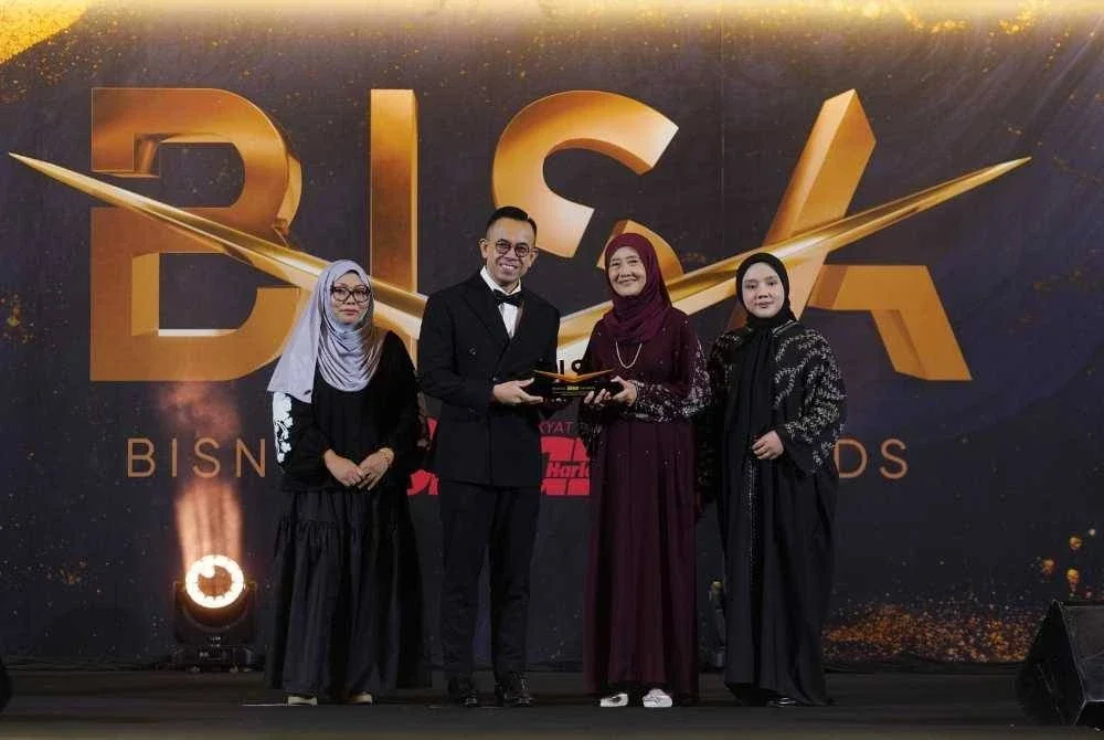 Steven (dua dari kiri) menyampaikan Anugerah Sepanjang Hayat BISA 2026 kepada Ida Riswana (dua dari kanan) dalam Bisnes Sinar Awards (BISA) 2026 di Hotel Royale Chulan Damansara, Petaling Jaya pada Rabu.