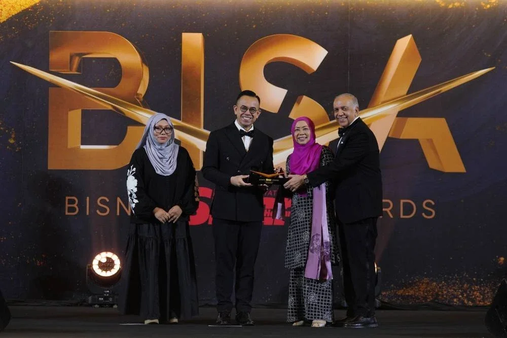 Steven menyampaikan Anugerah Pilihan Juri kepada Pengarah Urusan Mydin Mohamed Holdings Berhad (Mydin), Datuk Dr Ameer Ali Mydin. FOTO: Rosli Talib / Asril Aswandi