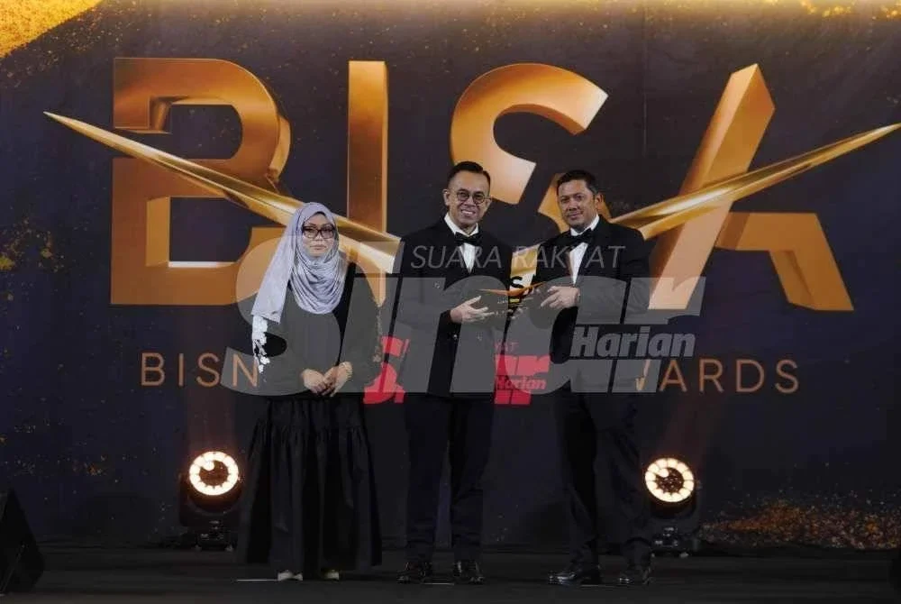 Stevenmenyampaikan Anugerah Pilihan Juri kepada wakil Kumpulan Bank Rakyat. - FOTO: Rosli Talib / Asril Aswandi