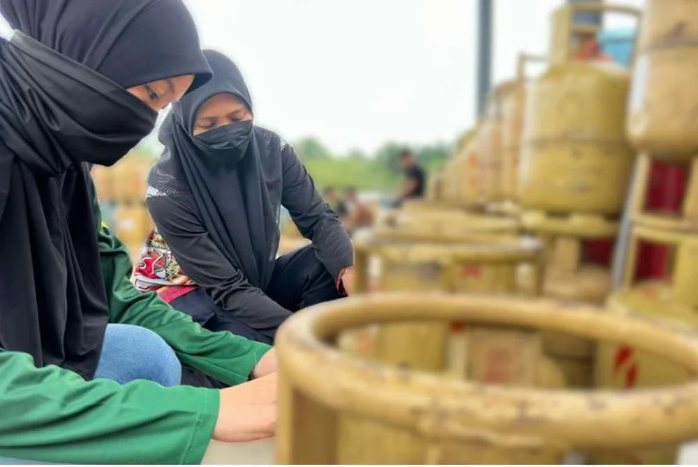 Sebuah premis tidak bernombor yang beroperasi nagi menyeleweng LPG di kawasan ladang kelapa sawit di Tanjung Sepat, Kuala Langat digempur pada Rabu. Foto KPDN SELANGOR
