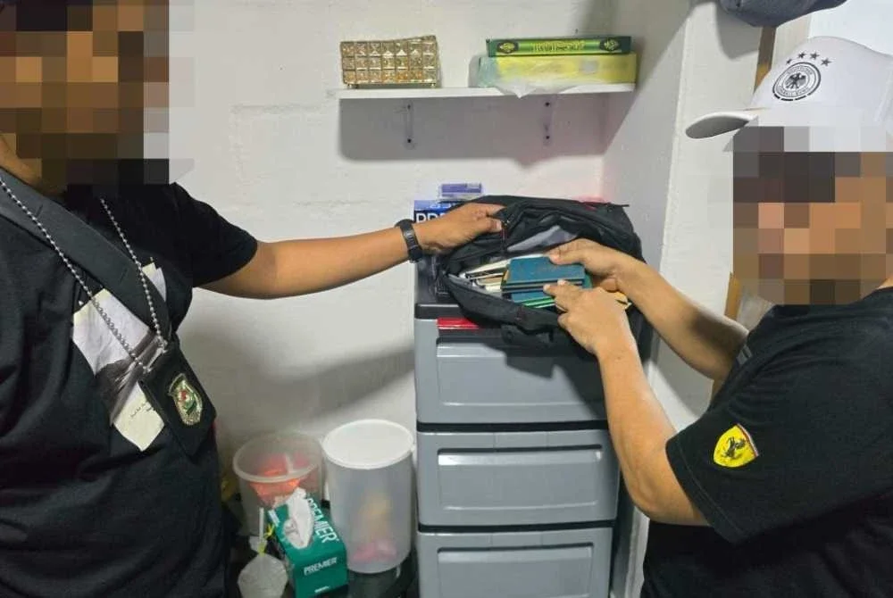 Cap palsu yang dirampas JIM susulan tangkapan dalang sindiket pemalsuan perakuan imigresen Selasa lalu. Foto JIM