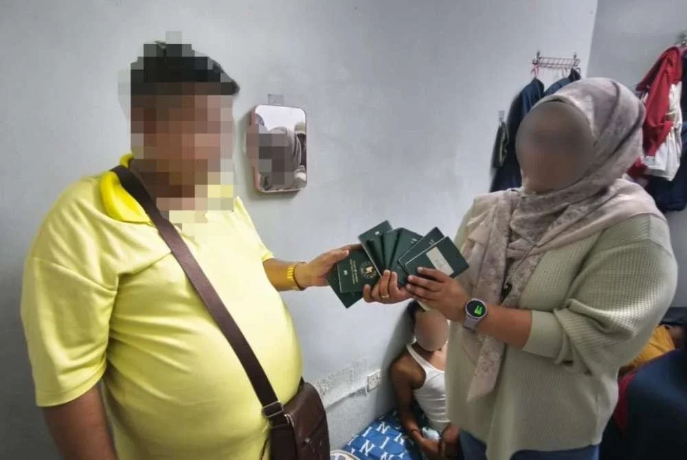 Salah seorang ahli sindiket yang disyaki berperanan sebagai penjaga rumah transit ditahan JIM dalam serbuan di Petaling Jaya, Selasa lalu. Foto JIM