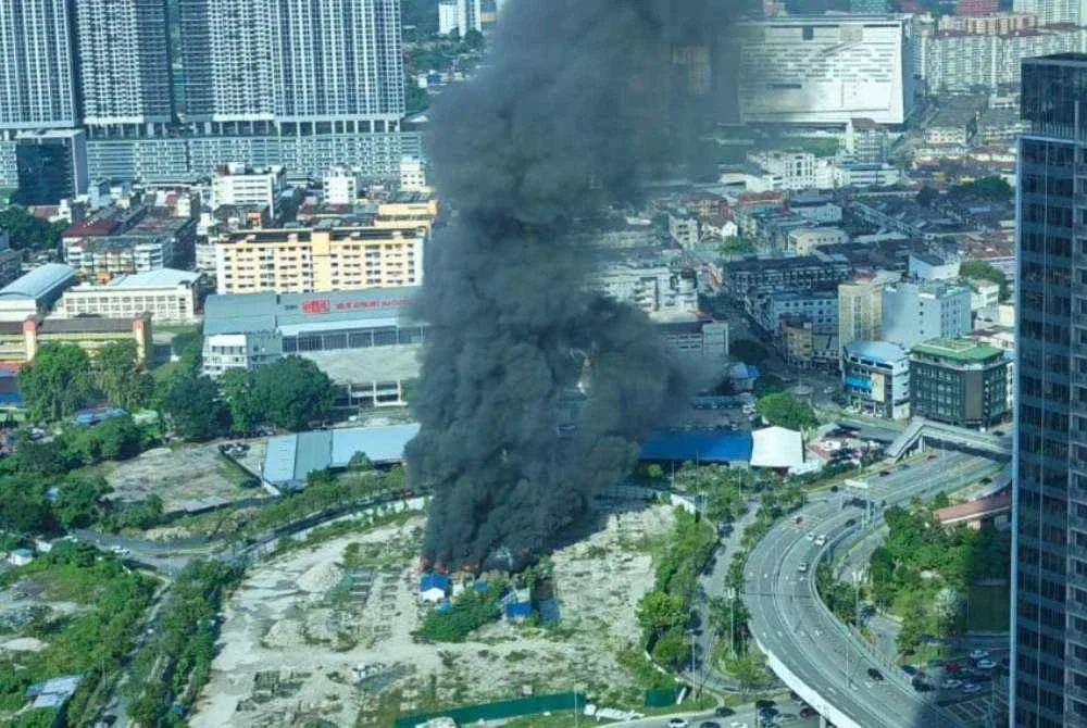 Keadaan di lokasi kebakaran di rumah kongsi tapak pembinaan pada Khamis. Foto JBPM