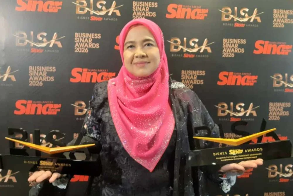 Yuzawati bangga menunjukkan dua anugerah yang dirangkul BPU PKNS pada Malam BISA 2026 yang berlangsung di Hotel Royale Chulan Damansara, Petaling Jaya pada Rabu.
