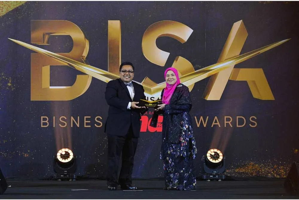 Ketua Pengarang Kumpulan Sinar Harian, Zamri Rambli (kiri) menyampaikan Anugerah Pemangkin Ekosistem Usahawan kepada Yuzawati pada Malam BISA 2026 di Hotel Royale Chulan Damansara, Petaling Jaya pada Rabu. FOTO SINAR HARIAN ROSLI TALIB/ASRIL ASWANDI SHUKOR.