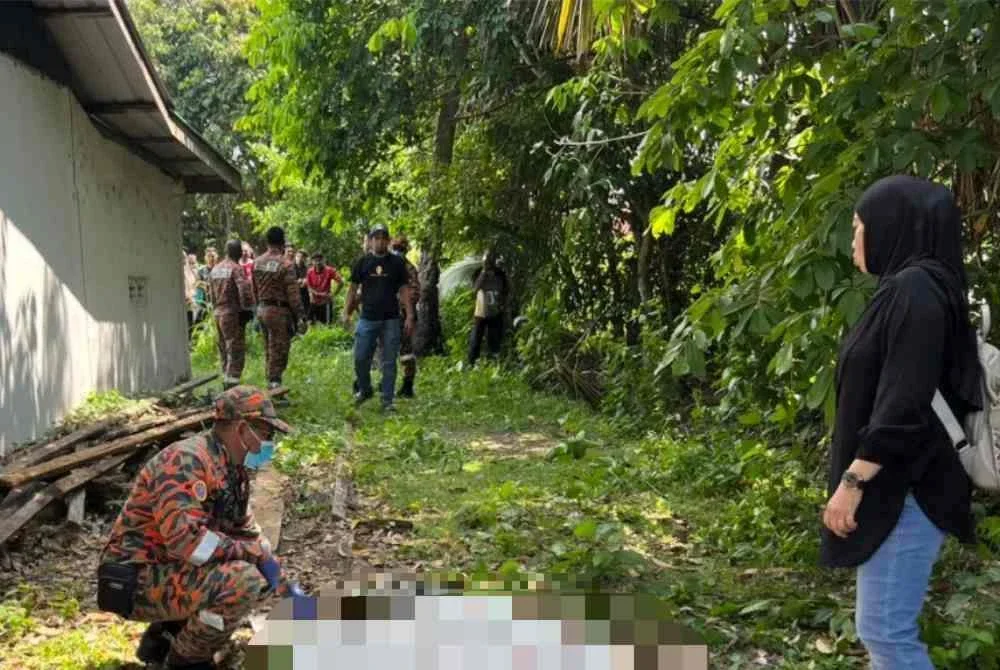 Warga emas hilang ditemukan meninggal dunia berhampiran kawasan rumah tidak berpenghuni di Kampung Padang, Tikam Batu di sini pada pagi Khamis. Foto Ihsan bomba