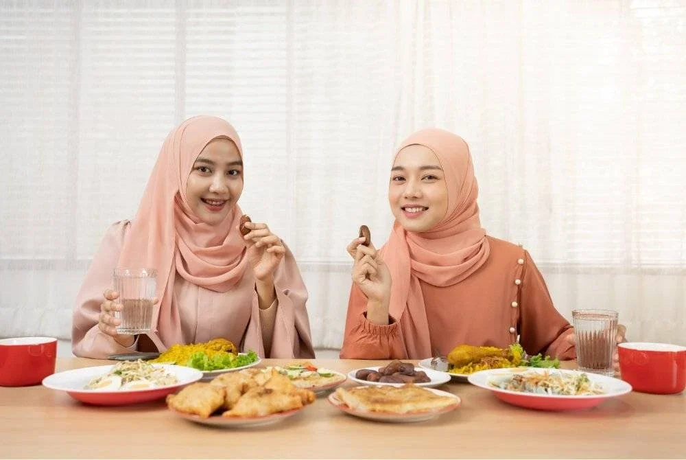 UMAT Islam wajib mengambil makanan yang halal daripada sumber pendapatan yang halal. Foto Canva