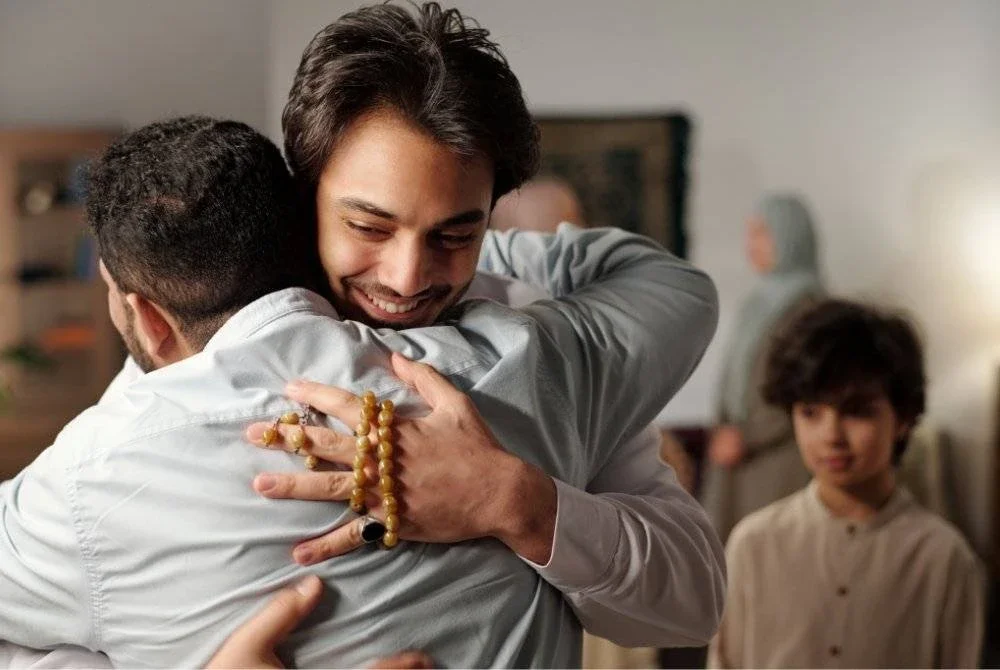 MENGERATKAN dan menjaga hubungan silaturahim antara ajaran Islam untuk mendapatkan rezeki yang berkat. Foto Canva