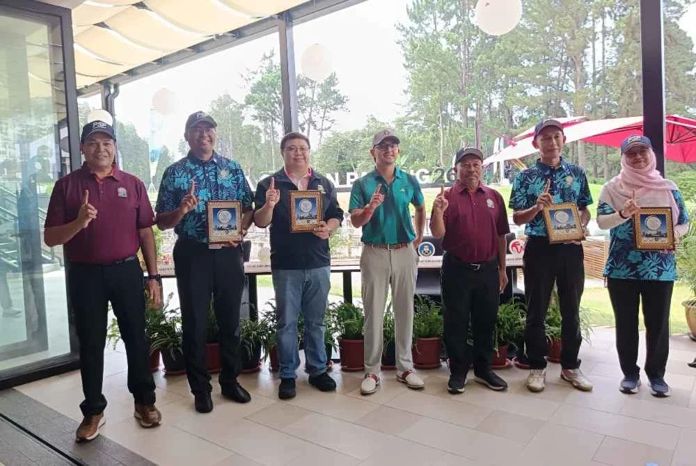 Tengku Muhammad Iskandar (tengah) bergambar kenangan dengan Shafik (tiga dari kanan) selepas menyerahkan cenderamata kepada wakil-wakil kelab golf pada Majlis Perlancaran Rasmi Kejohanan Sirkit Golf Piala Sultan Pahang 2026 di Resorts World Awana pada Khamis.