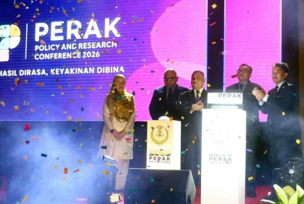 Saarani (tengah) menyempurnakan gimik perasmian Persidangan Polisi dan Kajian Perak 2026 di Pusat Konvensyen Casurina@Meru, Ipoh pada Khamis.