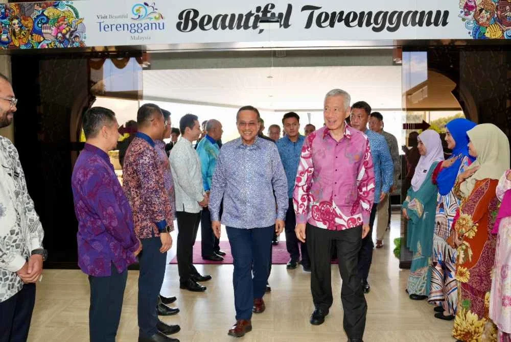 Hsien Loong (kanan) bersama Ahmad Samsuri ketika tiba di Wisma Darul Iman bagi kunjungan hormat selama sehari di Terengganu pada Khamis.
