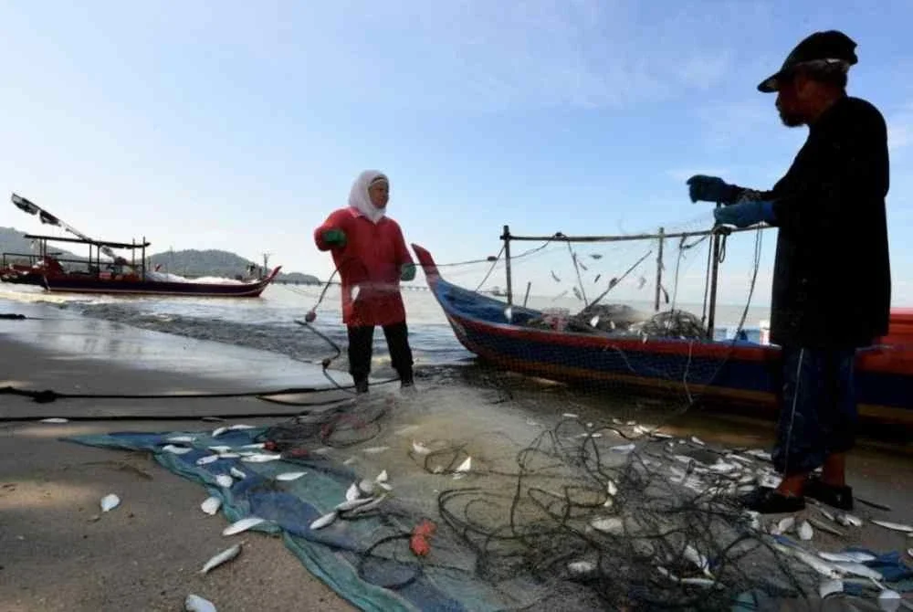 Nelayan yang berdaftar dan tersenarai boleh terus memanfaatkan petrol bersubsidi nelayan melebihi 20 liter tanpa memerlukan permit khas tertakluk kepada peruntukan sedia ada petrol bersubsidi sebanyak 50 liter sehari. Foto fail Bernama