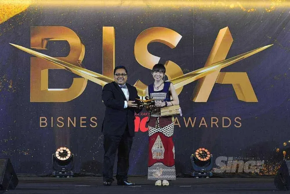 Ketua Pengarang Kumpulan Sinar Harian, Zamri Rambli menyampaikan Anugerah Inovasi Fesyen Digital kepada Pengasas dan Ketua Pegawai Eksekutif Christy Ng, Christy Ng pada Malam Bisnes Sinar Awards (BISA) 2026 di Hotel Royale Chulan Damansara, Petaling Jaya pada Rabu. FOTO SINAR HARIAN ROSLI TALIB/ASRIL ASWANDI SHUKOR.