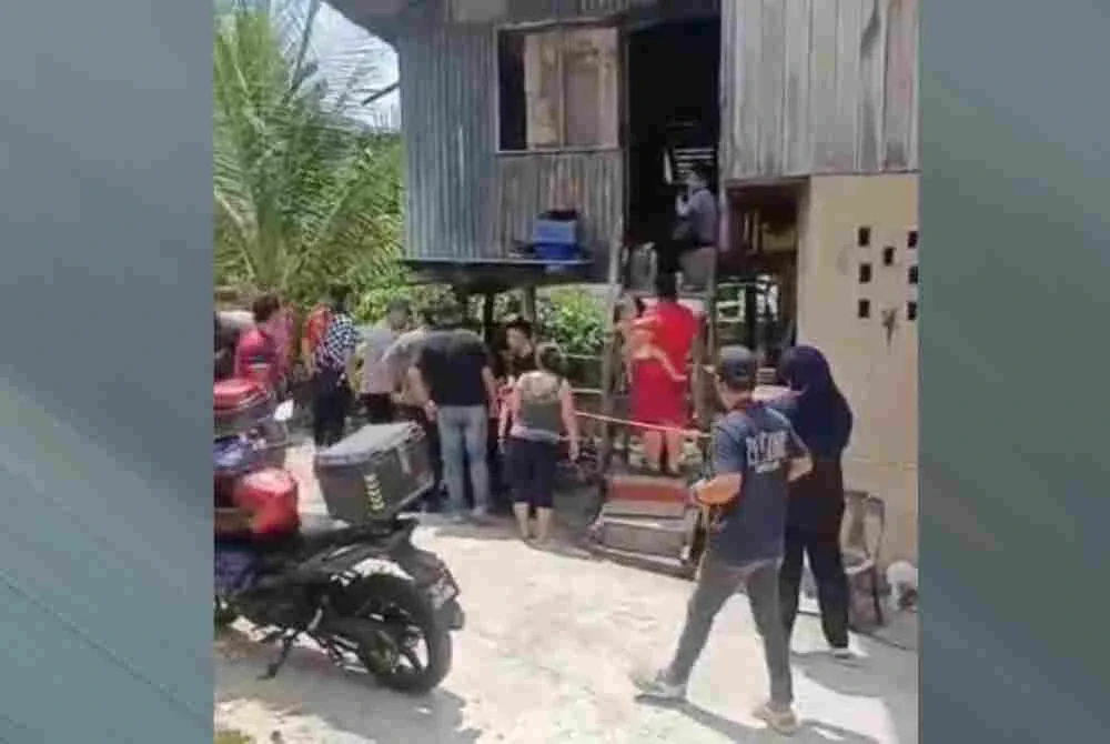 Seorang remaja perempuan ditemukan berlumuran darah dengan kecederaan di bahagian leher dipercayai dikelar dalam kejadian di dalam tandas.