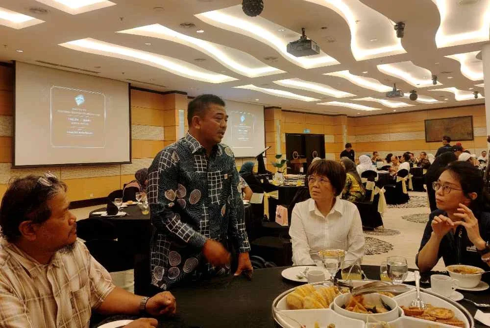 Badrul Hisham (dua dari kiri) beramah mesra bersama petugas media pada Majlis Temu Mesra Pengurusan JPN Bersama Media di Putrajaya pada Khamis.