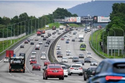 Isu penyalahgunaan lorong lebuh raya di Malaysia semakin membimbangkan apabila sikap pemandu yang tidak berdisiplin menjejaskan keselamatan dan kelancaran trafik. - Gambar hiasan